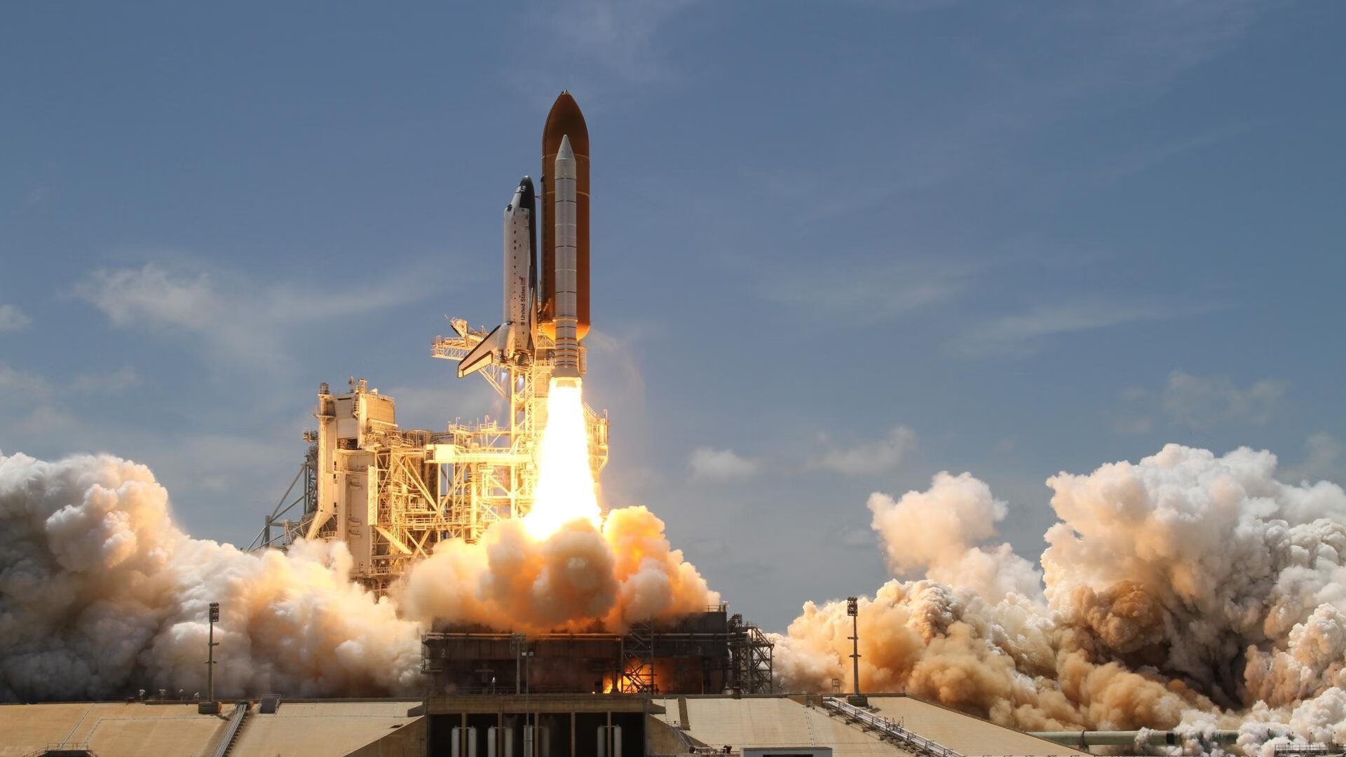 爱游戏app下载-《【行业观察】电竞直播内容创新，吸引年轻用户新宠》，电竞直播室